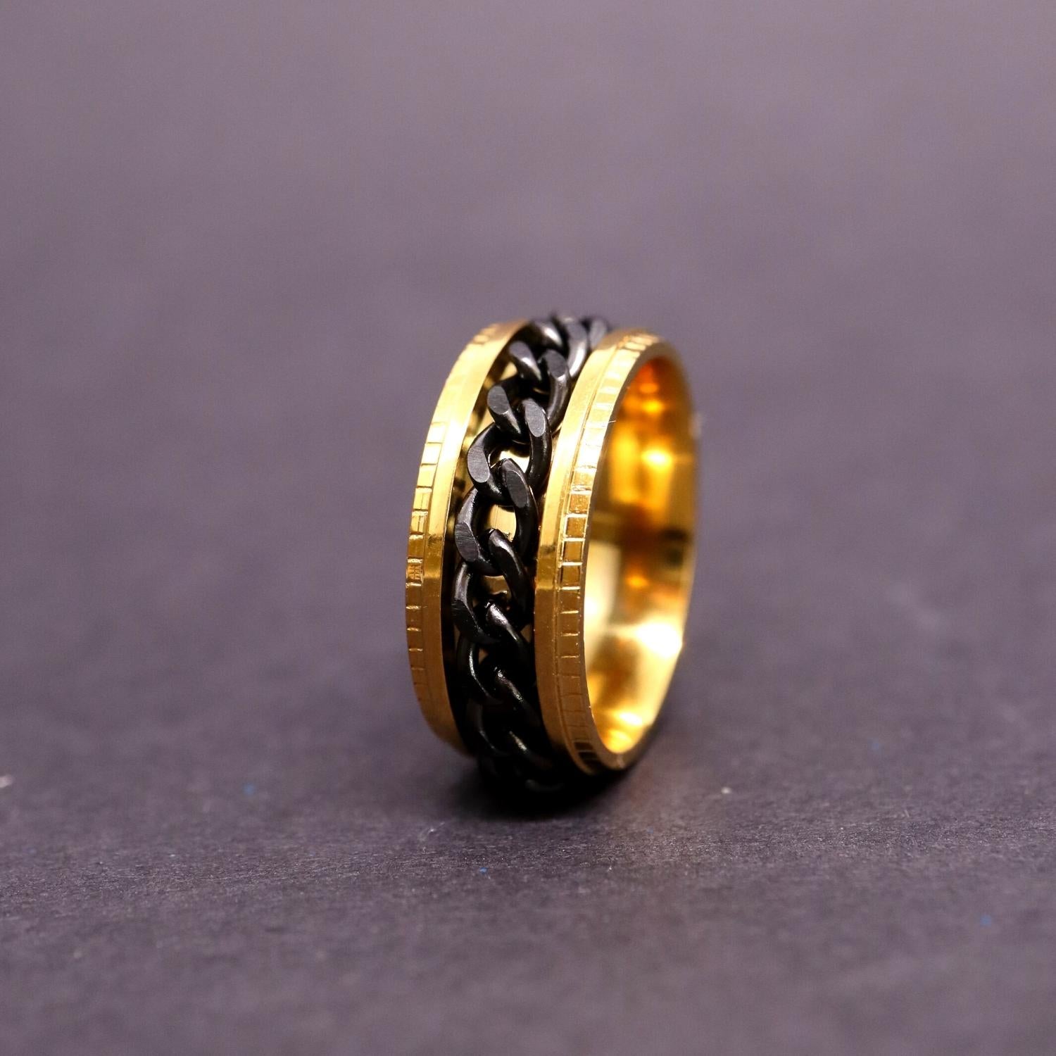 Anxiety Ring (ketting) Goud-Zwart sfeerbeeld 2