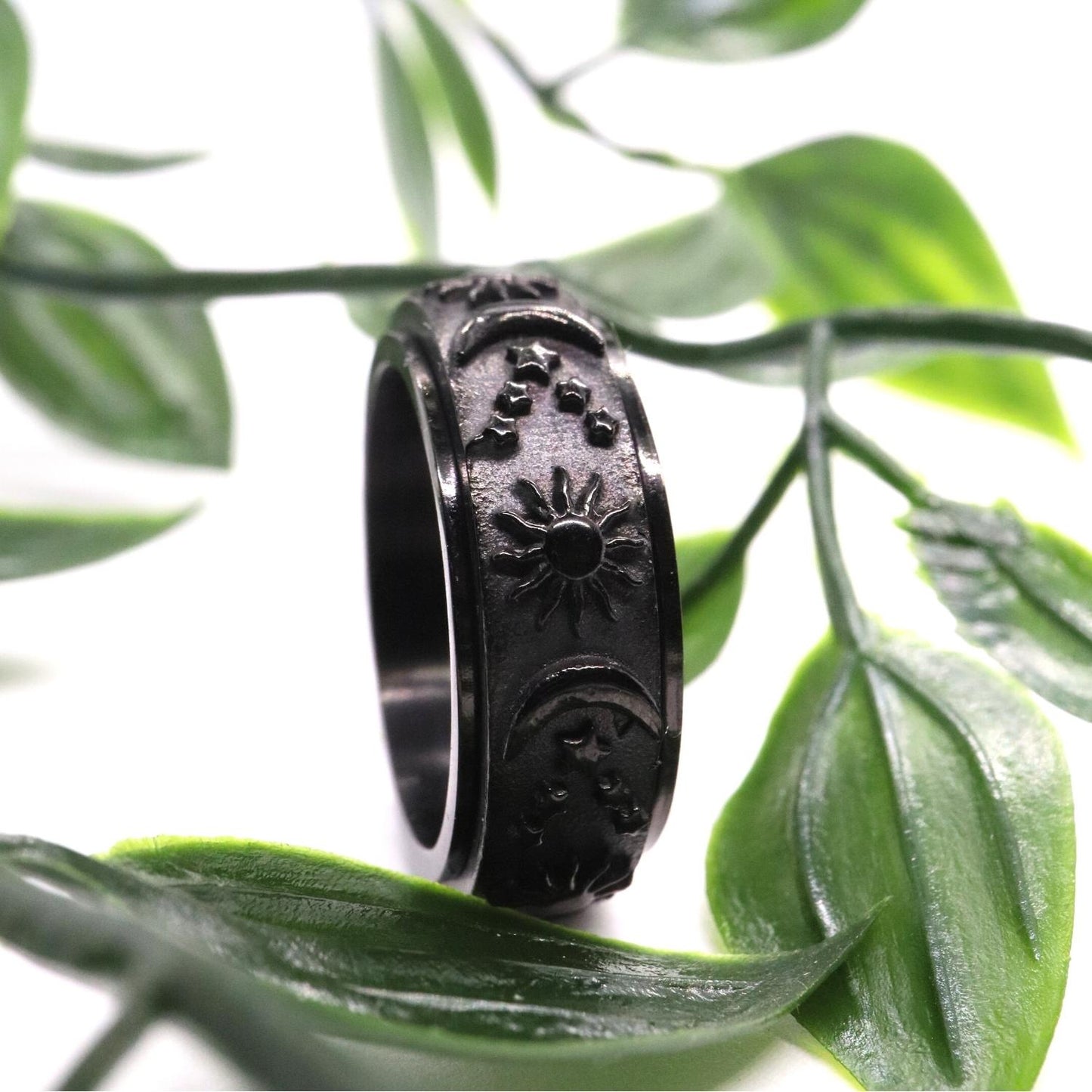 Anxiety Ring (zon maan) Zwart Sfeerbeeld met plant