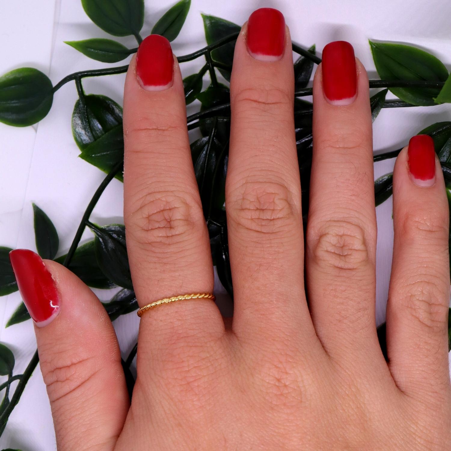 Minimalistische ring gedraaid zilver 925 Gold Plated op model